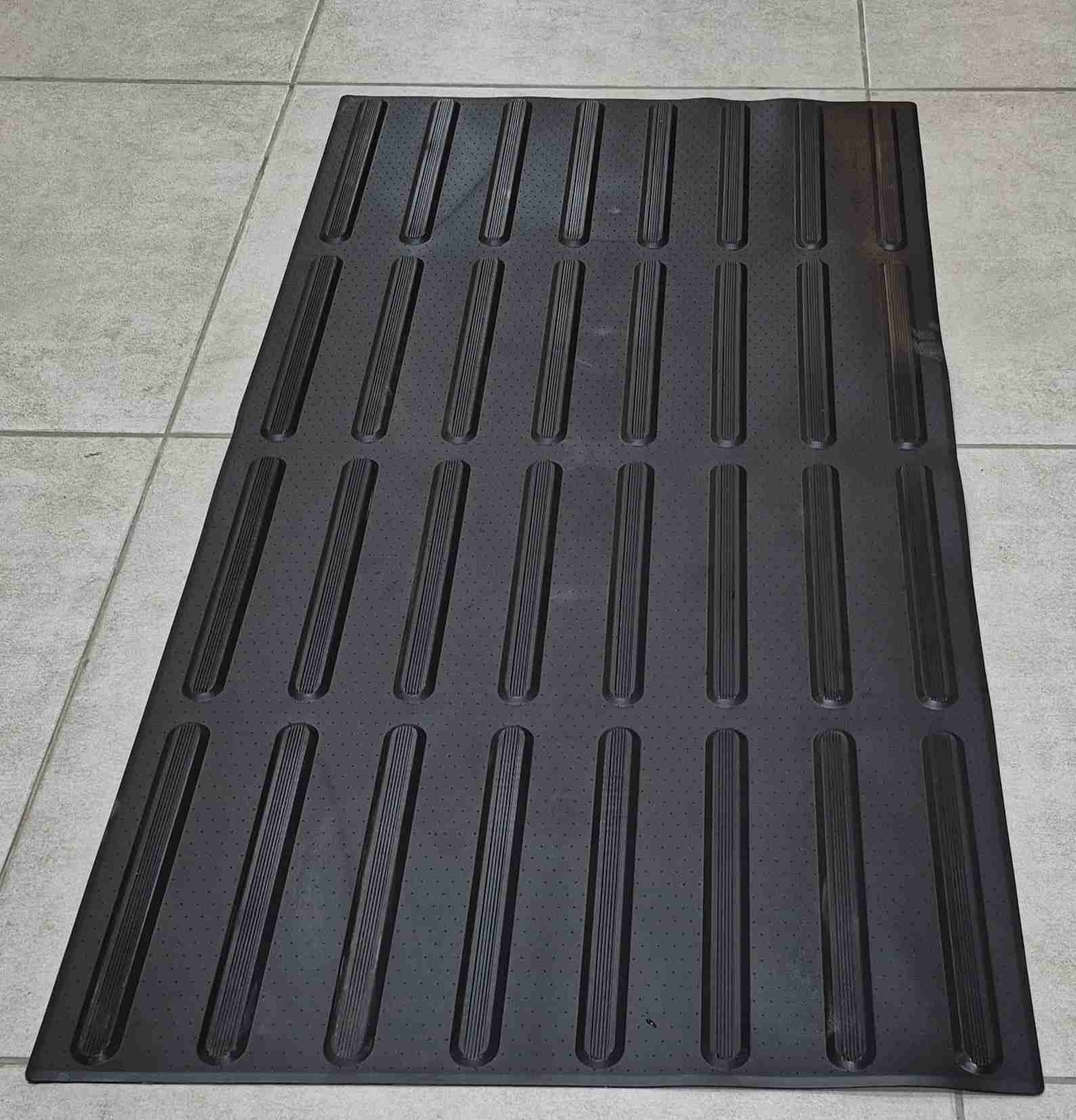 משטח פס מוביל מוכן להדבקה, בגודל 120x60 ס"מ, להתקנה כפס מוביל או סימן מאתר.